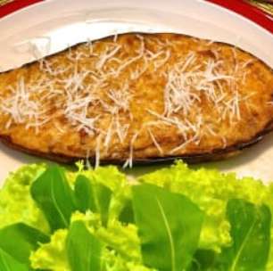 Berinjela recheada no forno: com aliche e queijo gratinado