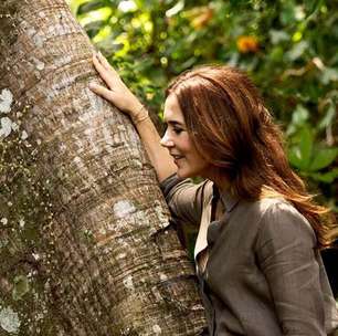 Rainha da Dinamarca visita ilha em Belém e abraça árvore símbolo da Amazônia