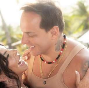 Gretchen revela calcinha personalizada com o nome do marido para manter chama acesa