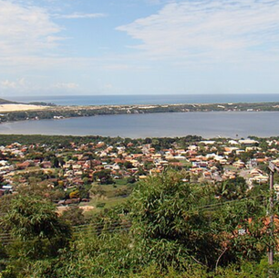 Uma ilha de clima ameno, águas cristalinas e gastronomia marcante se tornou o refúgio preferido de surfistas, famílias e amantes do mar
