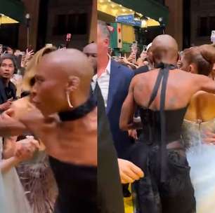 Ariana Grande é atacada por fã na estreia de Wicked em Singapura