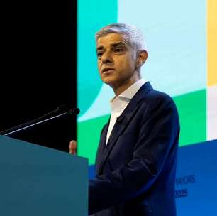 Prefeito de Londres prova quitutes no Rio e vídeo viraliza: 'Horrível'