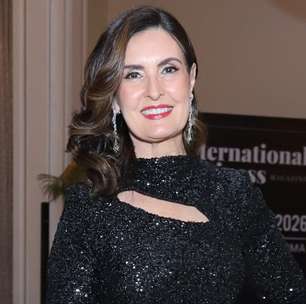 Fátima Bernardes usa look com brilho e fenda em jantar solidário