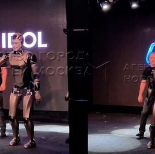 Robô humanoide da Rússia leva tombo e cai de cara durante estreia