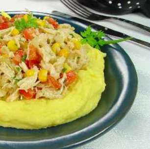 Frango caipira com purê de mandioquinha: receita para o almoço