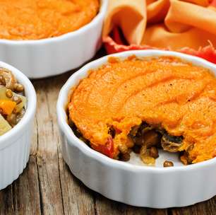 Veja como fazer um escondidinho vegano de lentilha com batata doce