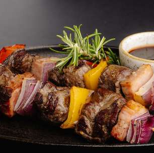 Espetinho misto de carne e legumes: faça para o churrasco de domingo