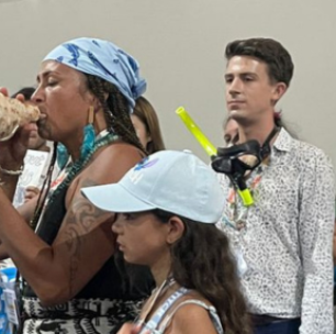 Sem credencial, indígena da Nova Zelândia burla entrada em área restrita da COP30 para protestar com 'concha-trompete'