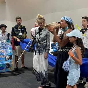 Indígena da Nova Zelândia usa 'concha trompete' para emitir alerta sobre oceanos na COP30