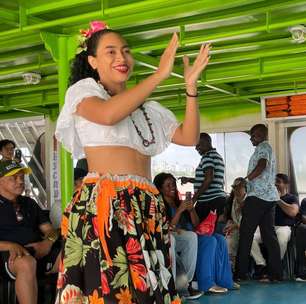 Gringos aprendem carimbó durante passeio de barco em Belém; veja vídeo