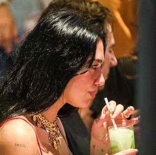 Dua Lipa toma caipirinha no Rio com look anos 2000 de R$ 2,8 mil