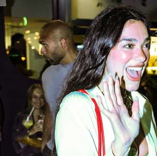Com Sato, Dua Lipa usa truque de estilo com camisa branca no Rio