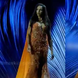 Miss Jamaica sofre queda durante desfile no Miss Universo é retirada em maca do palco