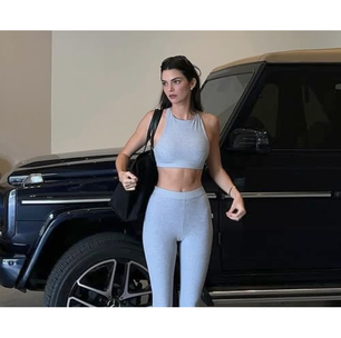 Parecem tênis Samba de cano largo, mas são os novos Adidas na cor bordô que deixam qualquer look mais retrô e estiloso