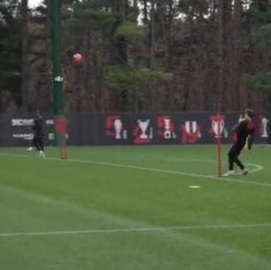 Jogadores do Milan mostram habilidade antes do Derby della Madonnina