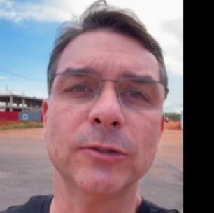 Vigília convocada por Flávio motivou prisão preventiva de Bolsonaro por risco de fuga