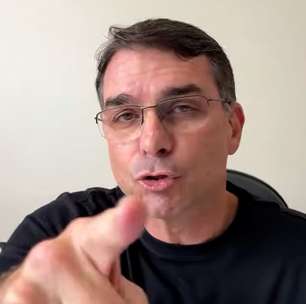 Flávio Bolsonaro mantém vigília e ataca Moraes: 'Se meu pai morrer, a culpa é sua'