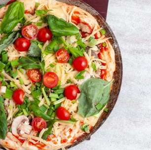 Pizza de frigideira com atum: um jantar econômico e saboroso