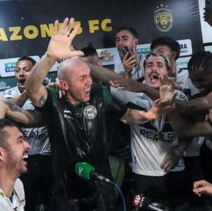 Torcida do Coritiba não abandona e faz a festa em pleno aeroporto: "Levanta taça"