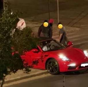 Ex-participante de reality da Record faz manobra errada e carro de luxo fica preso em canteiro