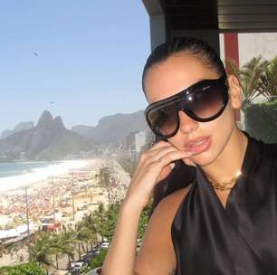 Dua Lipa usa looks preto, branco e aposta em chinelo de R$ 59,99