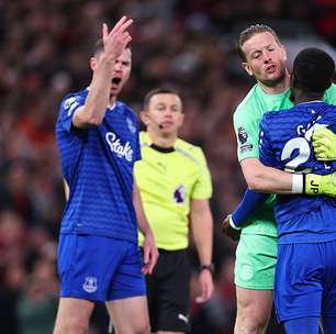 Jogador do Everton é expulso após discussão com companheiro em vitória sobre o United