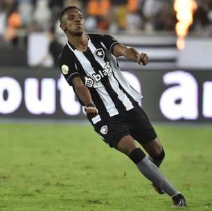 Athletico-PR inicia negócio com Botafogo por atacante driblador: "Larga na frente"
