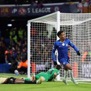 Chelsea vence Barcelona com golaço de Estêvão na Champions