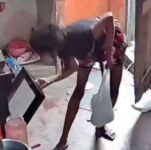 Mulher aparentemente sob efeito de entorpecentes é flagrada invadindo e roubando casa