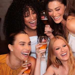 Marina de dourado e Paes de slip dress em evento com Sabalenka