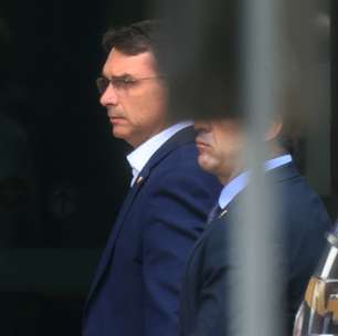 Flávio leva livro de autoajuda ao visitar Bolsonaro na PF e diz que pai teve nova crise de soluços