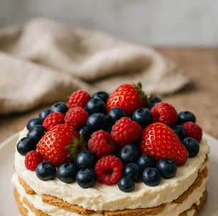Torta de bolacha com frutas vermelhas: receita natalina fácil, cremosa e inesquecível