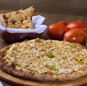Pizza de frango: massa macia e recheio suculento em só 30 minutos