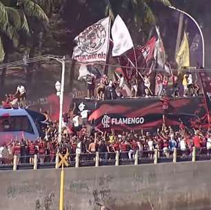 Com rubro-negros até em cima do ônibus, torcida do Flamengo faz festa no 'Aerofla da Libertadores'