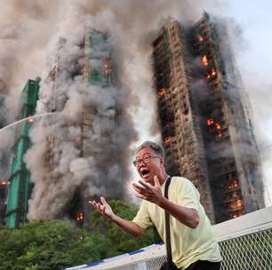 Incêndio atinge prédio residencial em Hong Kong e deixa moradores presos; veja vídeo