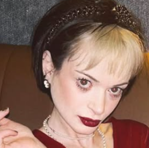 Atriz famosa revela que amputou as duas pernas após lesão no futebol: 'Más notícias'