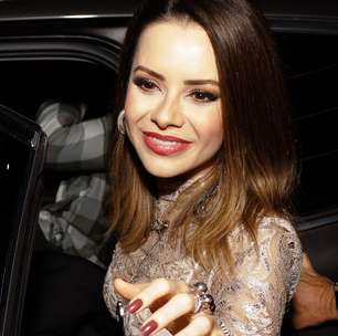 Sandy leva namorado e usa renda metalizada na Patfest 2025