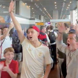 Aeroporto de Guarulhos vira estádio para palmeirenses e flamenguistas em embarque para final da Libertadores