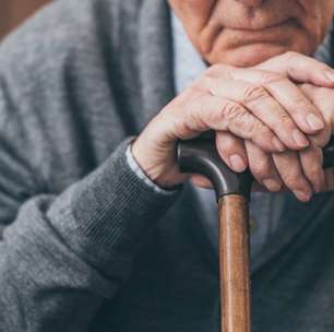 Por que perdemos altura na velhice? O que fazer para evitar isso?