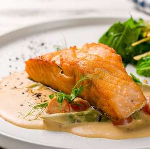 Salmão ao molho de queijos no forno: teste a receita suculenta