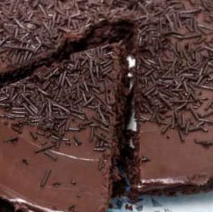 Bolo brigadeiro fácil: com a cobertura do doce