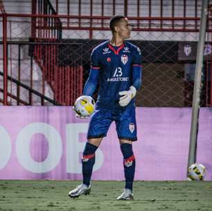Ex-Goleiro do Atlético-GO renova com time rebaixado e tenta provar valor