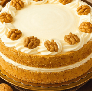 Bolo de nozes leve com farinha de rosca e chantilly caseiro