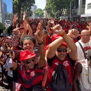 Avião do Flamengo chega ao Rio e torcida toma conta das ruas da cidade; veja