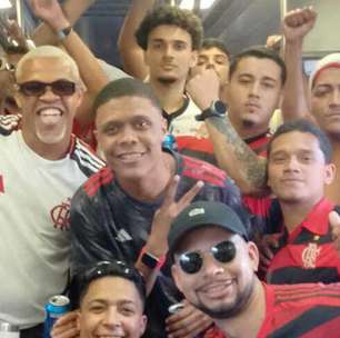 Torcida do Flamengo 'domina' trem rumo à festa de comemoração do título da Libertadores