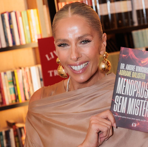 Adriane Galisteu veste tom terroso e lança livro sobre menopausa