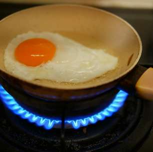 Adeus ovo frito grudado na frigideira: basta polvilhar esse ingrediente antes de colocar os ovos