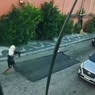 Criminosos armados com fuzis roubam motoristas em plena luz do dia no RJ; veja momento