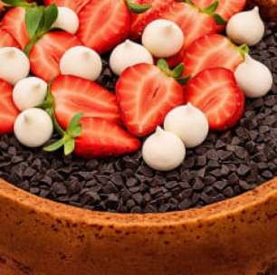 Bolo de chocolate fácil com cobertura: conheça o piscininha