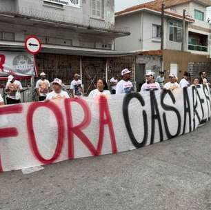 Torcida do São Paulo protesta contra Casares e diretoria antes do jogo contra o Inter